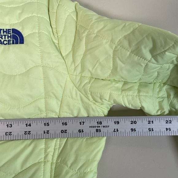 The North Face Women's Puffer Jacket in Lime Green and Blue - Picture 11 of 15